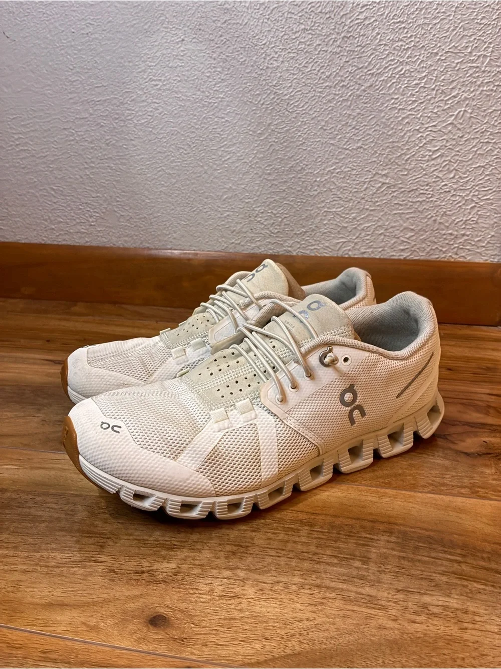 On Cloud 5 Women’s Athletic Running Sneaker Shoes, white/beige - size 8